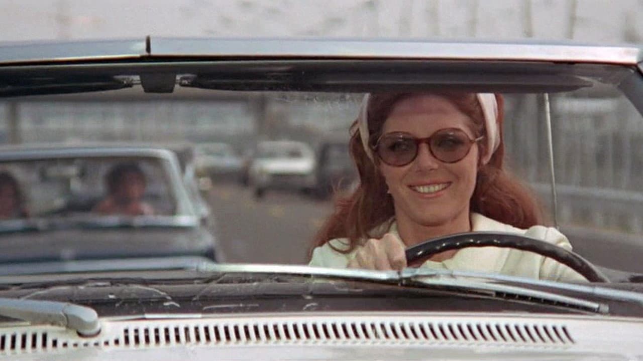 La Dame dans l'auto avec des lunettes et un fusil